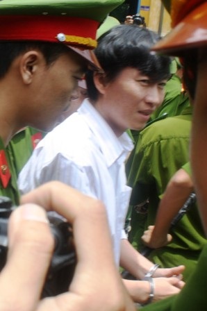Nhà báo Hoàng Khương: "Bị cáo sơ suất trong nghiệp vụ" - 2 Nguyên nhà báo Hoàng Khương chỉ thừa nhận sai sót nghiệp vụ