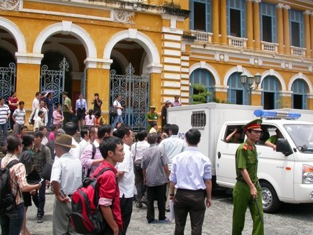 Nhà báo Hoàng Khương lĩnh án 4 năm tù - 1 Đông đảo phóng viên đến tác nghiệp tại phiên toà