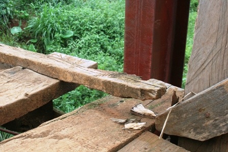 Cận cảnh cầu treo chực chờ “hất” người xuống sông - 5 Cận cảnh dầm cầu mục nát