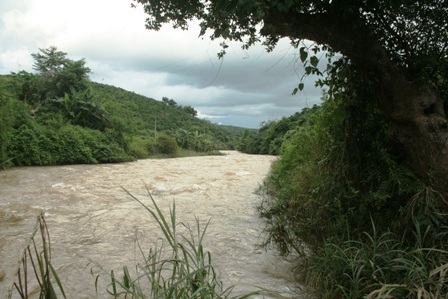 Cầu "như răng sắp rụng", chính quyền vẫn mải... chờ nhau - 2 Bên dưới cây cầu mục là dòng nước chảy xiết
