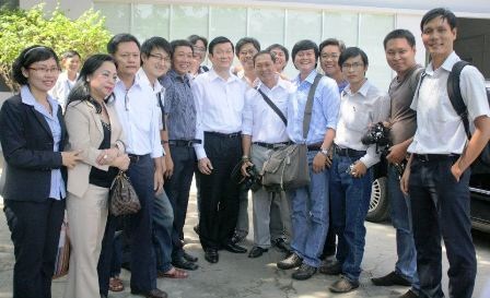 Chủ tịch nước chụp hình với nhóm phóng viên mảng Chính trị sau khi kết thúc buổi tiếp xúc cử tri