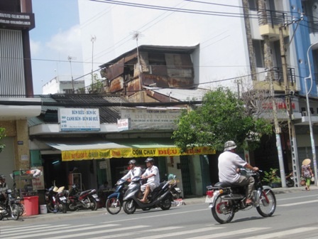 Ba căn nhà đang bị tranh chấp 25 năm qua nằm ngay mặt tiền đường Nguyễn Chí Thanh