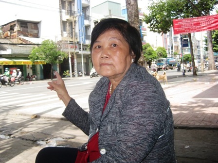 Người đàn bà đơn thân, bán vé số này chỉ biết đứng từ xa nhìn 3 căn nhà của mình