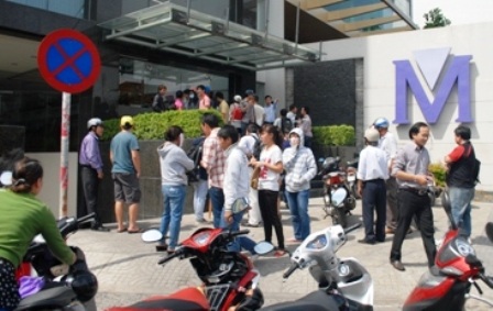 Hàng trăm phụ huynh, học viên lo lắng, bức xúc khi trường đột ngột đóng cửa. (Ảnh: N.D)