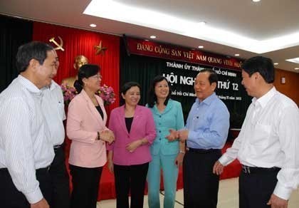 Bí thư Thành ủy TPHCM Lê Thanh Hải (thứ 2 từ phải sang) trao đổi cùng các đại biểu (Ảnh: VNN)