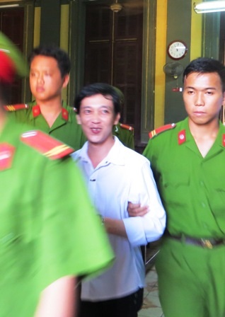 Bị cáo Hùng cá nhám vẫn toe toét cười dù bị tăng án