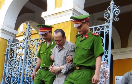 Vợ chồng giết chủ nhà để “quỵt” tiền trọ, ra tòa vẫn thân mật - 3 Kẻ giết người máu lạnh lĩnh án tử hình