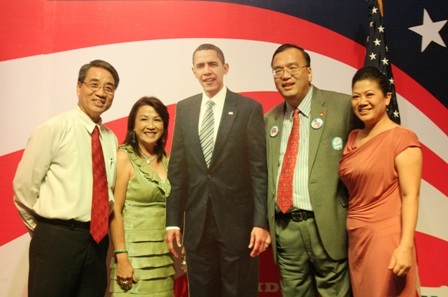 Người Mỹ tại TPHCM phấn khởi sau chiến thắng của Obama - 9 Ông Lê Thành Ân, Tổng lãnh sự Mỹ tại TPHCM chụp hình kỷ niệm với các chính khách.