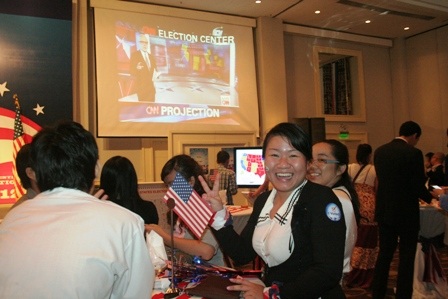 Người Mỹ tại TPHCM phấn khởi sau chiến thắng của Obama - 5 Hào hứng theo dõi diễn biến bầu cử