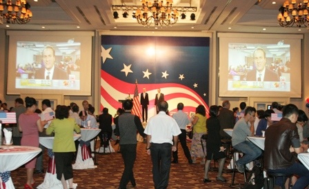 Người Mỹ tại TPHCM phấn khởi sau chiến thắng của Obama - 3 Hai màn hình lớn trực tiếp diễn biến buổi bầu cử