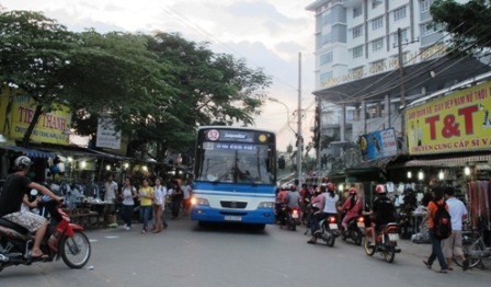 Tệ nạn “bao vây” làng đại học Thủ Đức - 1 Xe bút, xe máy, sinh viên đi bộ kèn cựa nhau trên con đường nhỏ do cac tiệm tạp hóa tràn lan