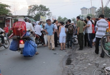 Tệ nạn “bao vây” làng đại học Thủ Đức - 2 Một nữ sinh viên bị quái xế tông thẳng vào người phải đi nhập viện (ảnh chụp chiều 9/11)