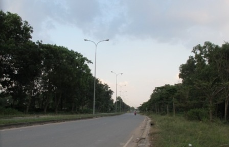 Tệ nạn “bao vây” làng đại học Thủ Đức - 3 Đường vào khu B của KTX ĐHQG TPHCM vắng vẻ, um tùm cây cối