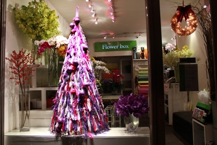Độc đáo 3 cây thông Noel làm từ... 9.000 bao cao su - 1 Cây thông cao 1,5m làm bằng bao cao su