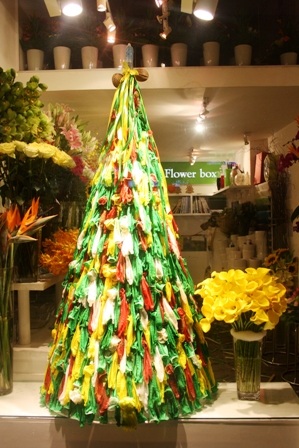 Độc đáo 3 cây thông Noel làm từ... 9.000 bao cao su - 5 Màu sắc bắt mắt