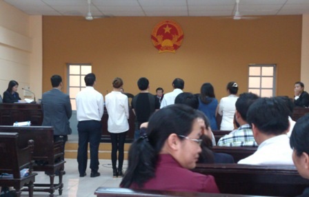 Các đương sự và nhân chứng vụ án đều có mặt tại tòa