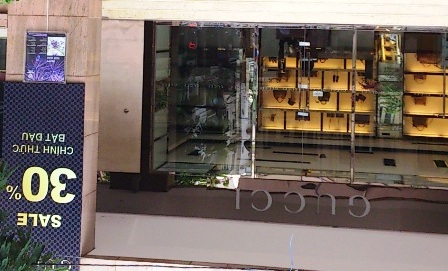 Cửa đóng then cài khi bị công an niêm phong nhưng vẫn trưng bảng sale off 30%