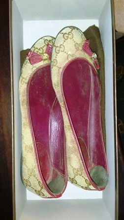 Đế giày cứng, đau chân nên chị Vân dùng thêm lớp đệm