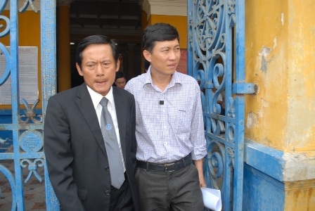 Hoàng Khương hầu tòa phúc thẩm với băng tang trên ngực áo - 1 Hoàng Khương (phải) và luật sư tại tòa phúc thẩm