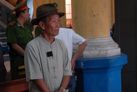 Hoàng Khương hầu tòa phúc thẩm với băng tang trên ngực áo - 2 Bố Hoàng Khương cũng không được dự khán phiên tòa