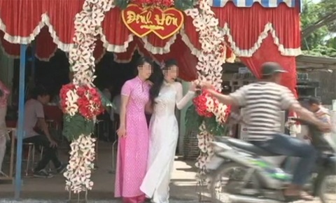 Cử tri TPHCM “hoang mang” trước nạn cướp giật quá táo tợn - 1 Một vụ cướp táo tợn khi kẻ cướp giật dây chuyền vàng của cô dâu đang chụp hình bên đường