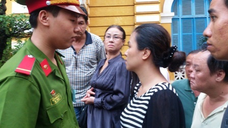 Khương chia sẻ cùng vợ và lãnh đạo Tuổi trẻ