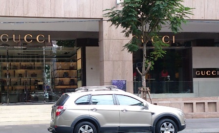 Milano - Gucci TPHCM mở cửa trở lại sau "nghi án" hàng giả - 2 Những niêm phong cửa hàng cách đây nửa tháng không còn