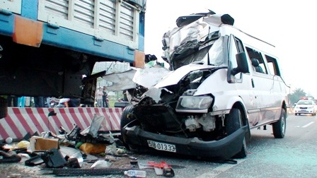 Hiện trường vụ tai nạn làm 2 người chết, 12 người bị thương (Ảnh: T.Kiên)