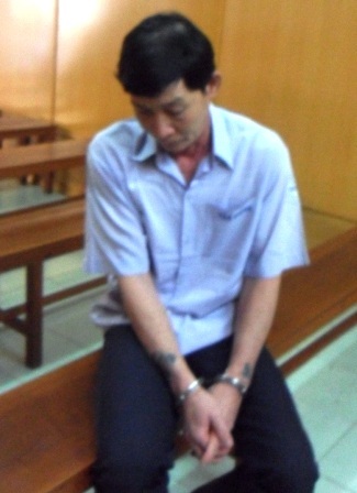 Tài xế xe khách ngủ gật làm chết 2 người lĩnh án 8 năm tù - 1 Tài xế Dũng tại tòa