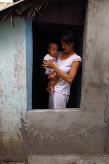 Cuộc sống đảo lộn trong những căn nhà lòng chảo