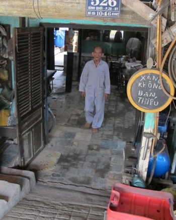 Cuộc sống đảo lộn trong những căn nhà lòng chảo