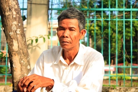Vụ án vườn mít: Bị cáo có dấu hiệu “không bình thường” - 1 Bố của nạn nhân Thị Út đến tòa từ rất sớm để mong chờ vụ án được làm sáng tỏ.
