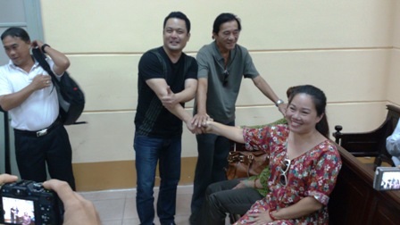 Niềm vui vỡ òa của những người đại diện và bạn bè của nguyên đơn