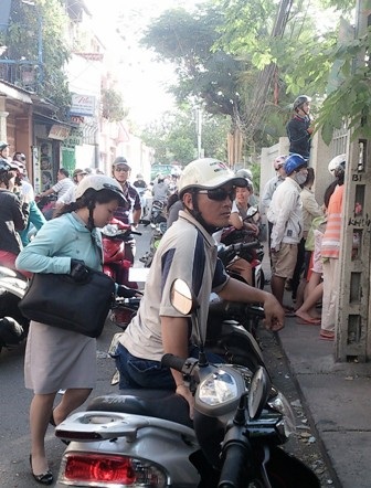Vụ nổ nhà "Phương khói lửa": Buông lỏng quản lý vật liệu nổ phim trường? - 2 Sau một ngày xảy ra vụ nổ, hiện trường vẫn được phong tỏa nhưng nhiều người hiếu kỳ vẫn tụ tập xem