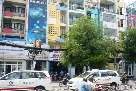 Rút súng thị uy, ngăn cấm người dân đến nhận đất hợp pháp - 3 Đối lập với lô đất của ông Tính, 16 lô còn lại là những ngôi nhà khang trang