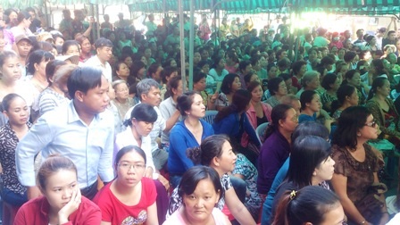 Rất đông người dân theo dõi phiên tòa