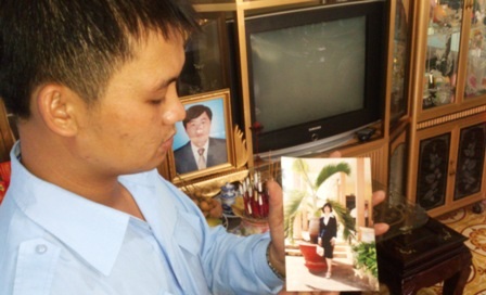 Người nhà bà Dương Thị Thủy Bình Hà đau xót đưa hình bà lên bàn thờ dù chưa tìm được thi thể