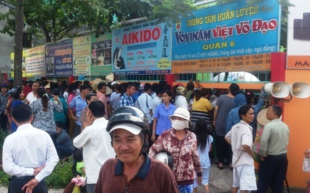 Nỗi đau đọng lại trong phiên xử vợ trung tá CSGT đầu độc chồng - 1 Hàng trăm người dân cố nhìn tận mặt người vợ đầu độc chồng là trung tá CSGT