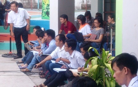 Nỗi đau đọng lại trong phiên xử vợ trung tá CSGT đầu độc chồng - 2 Rất đông phóng viên có mặt từ sớm để đưa tin