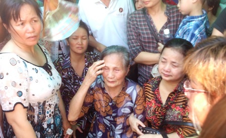 Nỗi đau đọng lại trong phiên xử vợ trung tá CSGT đầu độc chồng - 16 Nỗi đau đọng lại trong người mẹ của trung tá Trần Xuân Chuyên