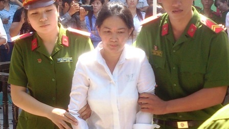 Dư Kim Liên bị giải ra xe sau khi tòa tuyên án tử hình