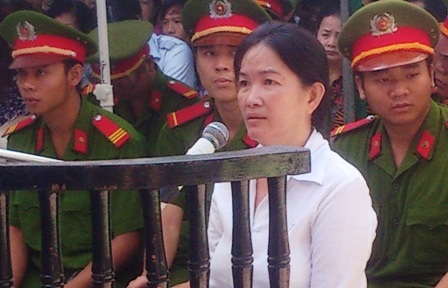 Nỗi đau đọng lại trong phiên xử vợ trung tá CSGT đầu độc chồng - 5 Bị cáo Dư Kim Liên bình tĩnh trước tòa, gương mặt khá lạnh lùng