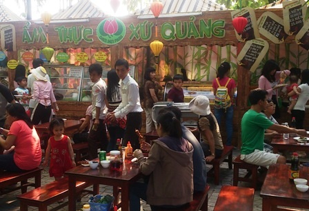 Văn hóa xứ Quảng “trình diễn” giữa lòng Sài Gòn - 9 Không chỉ đến để gặp đồng hương, nhiều người Quảng xa quê còn tìm để thưởng thức những món ăn