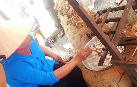 Văn hóa xứ Quảng “trình diễn” giữa lòng Sài Gòn - 2 Quay tơ thủ công từ kén tằm nhưng tạo ra những thước vải lụa mịn màng