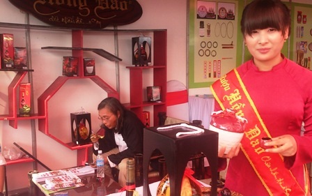 Văn hóa xứ Quảng “trình diễn” giữa lòng Sài Gòn - 4 Rượu Hồng đào nức tiếng: Đất Quảng Nam chưa mừa đà thấm. Rượu Hồng Đào chưa nhấm đà say