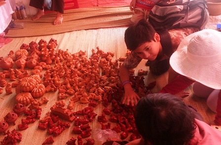 Văn hóa xứ Quảng “trình diễn” giữa lòng Sài Gòn - 7 Tò he của làng gốm Thanh Hà luôn thu hút các em nhỏ và du khách dù bất cứ ở đâu