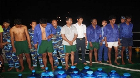 Dẫn độ 11 tên cướp biển trên tàu ZAFIRAH về Indonesia - 1 11 đối tượng cướp biển trên tàu ZAFIRAH bị bắt giữ