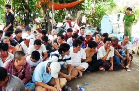 Hành trình chạy trốn lệnh truy nã của ông trùm trường gà lớn nhất Sài Gòn - 1 Các con bạc tại trường gà của Chiến lò thiêu bị công an bắt quả tang