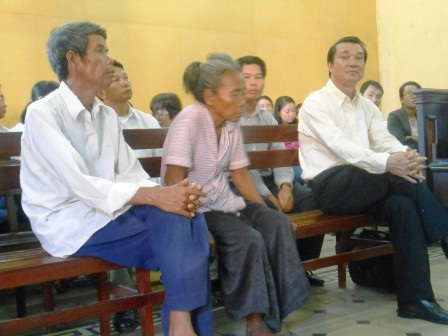 Hoãn xử phúc thẩm "kỳ án vườn mít" - 4 Cha mẹ bị hại lặn lội từ Bình Phước xuống TPHCM với hy vọng