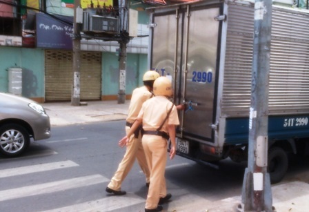 Hành động của 3 CSGT đội Bàn Cờ đã để lại hình ảnh đẹp trong lòng người đi đường